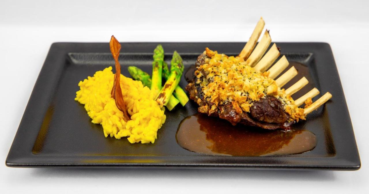 Hotel Transamerica São Paulo Extérieur photo Rack of lamb with a crust of herbs and a yellow risotto